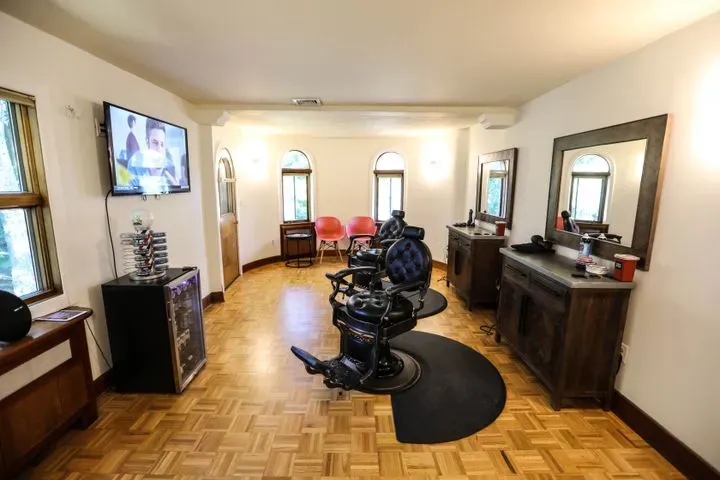 https://cdn.salonspotlight.com/photos/E92VQoyMyhvKUsNzp8s5/8f7c4f14-0c19-4474-af39-4b85aa921aa6_720x720