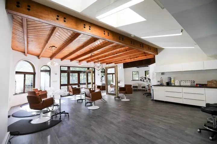 https://cdn.salonspotlight.com/photos/E92VQoyMyhvKUsNzp8s5/dc5812e4-2461-4065-86e5-1f7e2ea7a553_720x720