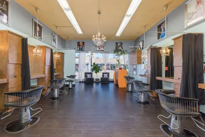 https://cdn.salonspotlight.com/photos/E9LfN9GttIijKpBSeqtQ/9545f0ed-1768-48af-be72-4fd50ca2b395_720x720
