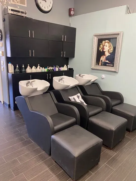 https://cdn.salonspotlight.com/photos/E9LfN9GttIijKpBSeqtQ/ff33fdcc-17ab-448e-8383-20b45c3cf58d_720x720