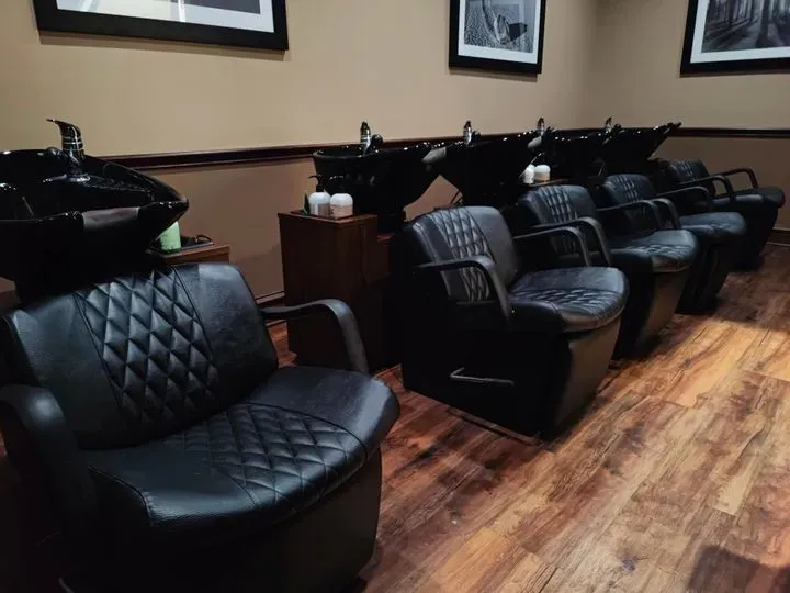 https://cdn.salonspotlight.com/photos/ECBr5mq1wYcHFN5MTJD2/d2d8a34b-7cce-4f69-8fa0-9506b6c8f74c_720x720