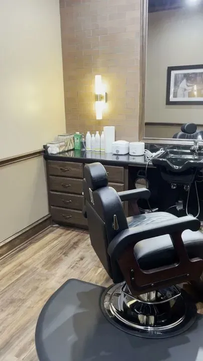 https://cdn.salonspotlight.com/photos/ECBr5mq1wYcHFN5MTJD2/ea2c46fa-7b29-47f4-9239-1d94d908dc77_720x720