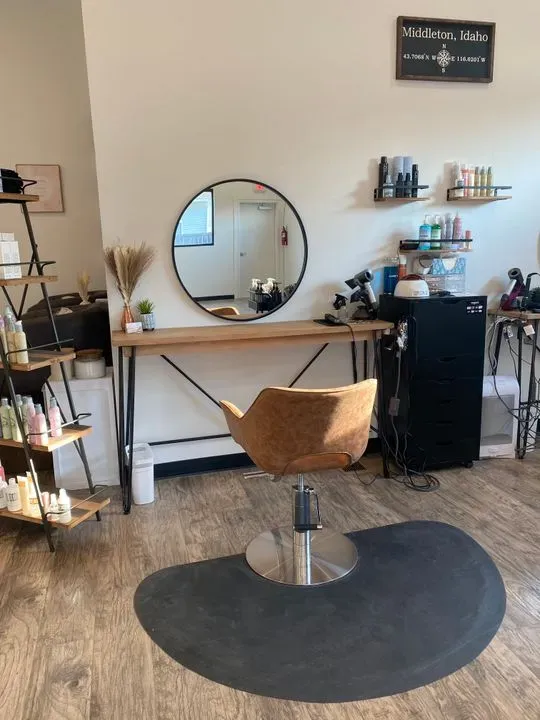https://cdn.salonspotlight.com/photos/EDh9kyPgdIEk8oyXjls0/d030f9d6-175f-447e-a48e-112db31c53df_720x720