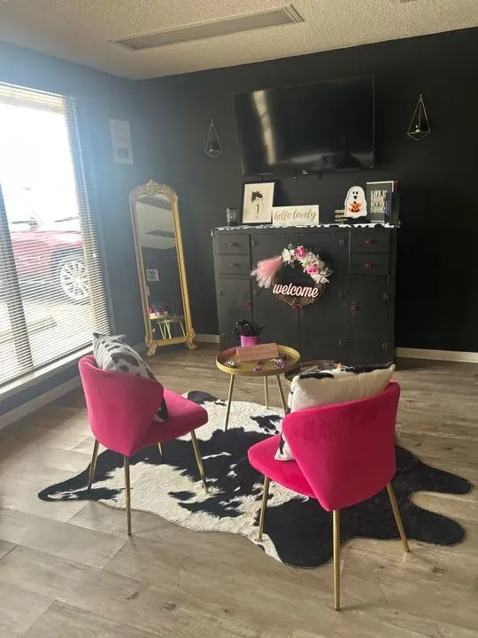 https://cdn.salonspotlight.com/photos/EEWxEULR27tInqZwUocf/68543083-1787-47f9-9c81-8c925ad1a8fd_720x720