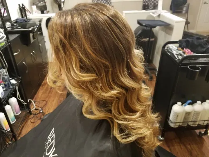 https://cdn.salonspotlight.com/photos/EIachrdtKwibMu1fNh29/0ba15bc2-91dc-4386-a435-cf8efdd9db1f_720x720