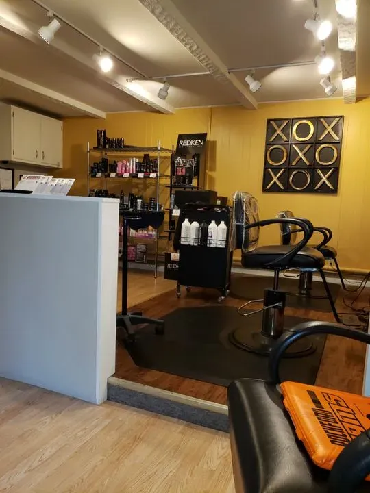 https://cdn.salonspotlight.com/photos/EIachrdtKwibMu1fNh29/1c97bd77-c267-48d2-abbd-083d57f42fe6_720x720
