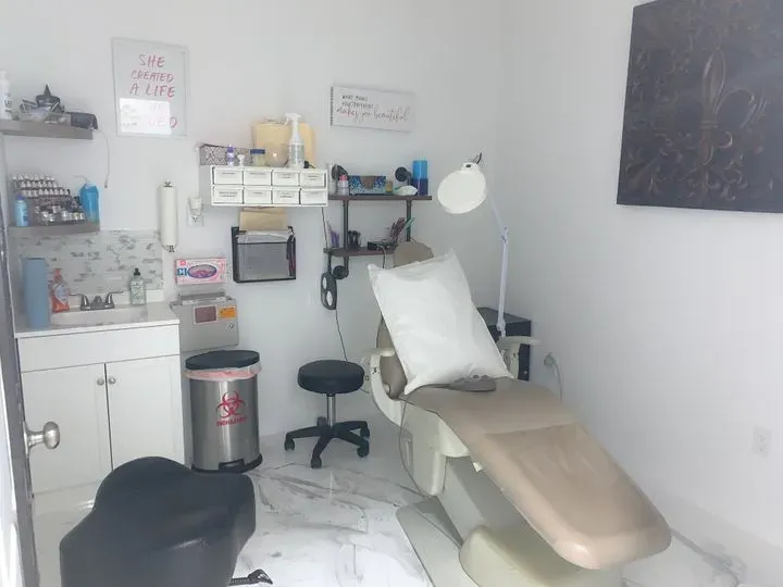 https://cdn.salonspotlight.com/photos/EJoVqiquYfkX3wINoiKy/05621ba0-3725-4e8c-8d25-ee539547ff66_720x720