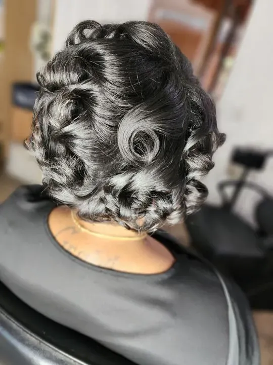 https://cdn.salonspotlight.com/photos/EOvKtZhHdQeKpusSh8sf/7225f85f-59f1-4a0e-9e53-2c2b722e6504_720x720
