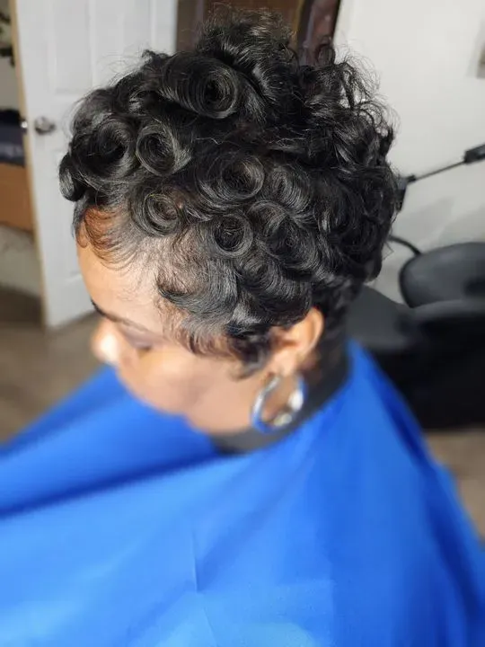 https://cdn.salonspotlight.com/photos/EOvKtZhHdQeKpusSh8sf/badf6cbe-a2b0-4631-b50e-b2009f43f03b_720x720