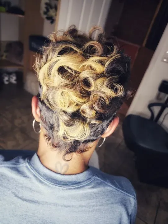 https://cdn.salonspotlight.com/photos/EOvKtZhHdQeKpusSh8sf/db744bbf-02a0-41b4-a5fb-9a4b7a7e1800_720x720