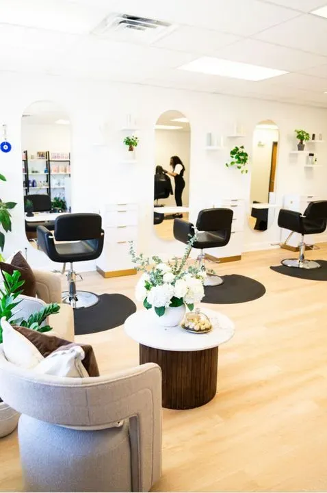 https://cdn.salonspotlight.com/photos/EOwX2NI92gylJZv937m0/efdd5c4e-5aa6-43ff-886c-f6e5e6c1d120_720x720