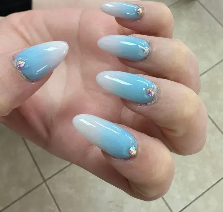 https://cdn.salonspotlight.com/photos/ESWPuq2Dpyl6VPTkT5Cq/088d784a-73ae-4c70-a1c0-e70377a17928_720x720