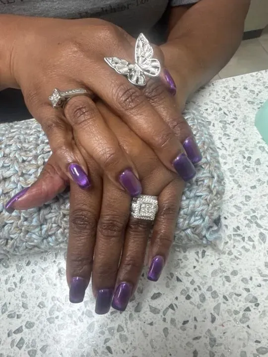 https://cdn.salonspotlight.com/photos/ESWPuq2Dpyl6VPTkT5Cq/f40e39c9-b0da-49d7-bea1-a07342dbcb78_720x720