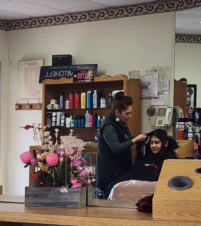 https://cdn.salonspotlight.com/photos/ETMAyqTW1YxJZkLvErMf/f4ba06f4-8856-481f-b846-f9404e5256c4_720x720