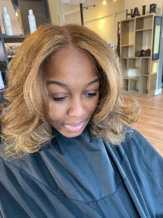 https://cdn.salonspotlight.com/photos/EX5d4HWSTYaIL7F2R6Nm/bc1b3e2c-1982-4188-8bb3-e513b0c4ef45_720x720