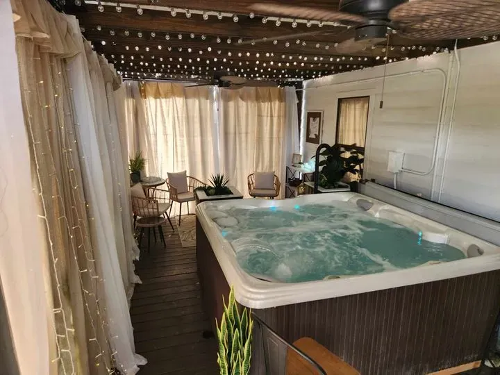 https://cdn.salonspotlight.com/photos/EcewhvnNAQSQs1miyEnp/40cda920-0832-4f80-8acd-944bc60a18d0_720x720