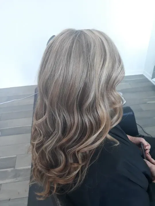 https://cdn.salonspotlight.com/photos/Ee9AwWEKqHZiSyVgSFgK/28696129-d64f-4a62-b9ab-ef64fa216093_720x720