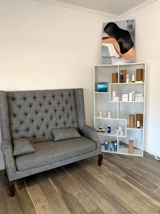 https://cdn.salonspotlight.com/photos/Ee9AwWEKqHZiSyVgSFgK/9ec6ccd1-6665-432b-8fe9-b311c85f3c57_720x720