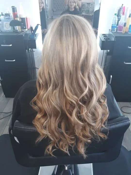 https://cdn.salonspotlight.com/photos/Ee9AwWEKqHZiSyVgSFgK/a39d2482-442f-404d-8304-48ac5e7b23a4_720x720