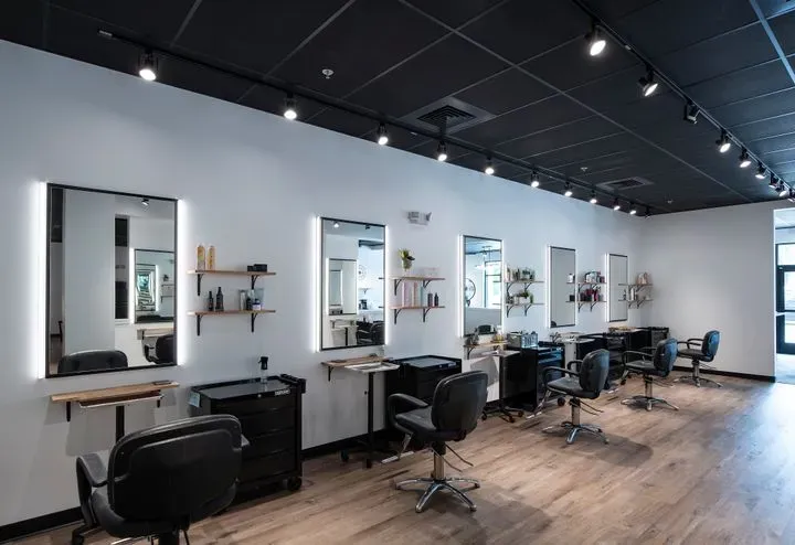 https://cdn.salonspotlight.com/photos/Eed7zsMDsbV0j8a31r79/6d402dab-5042-41d3-adbd-c754519e2e86_720x720