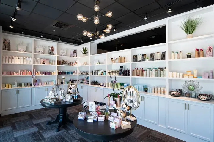 https://cdn.salonspotlight.com/photos/Eed7zsMDsbV0j8a31r79/fa360082-29ef-4eb8-bbb4-0a0f590768d6_720x720