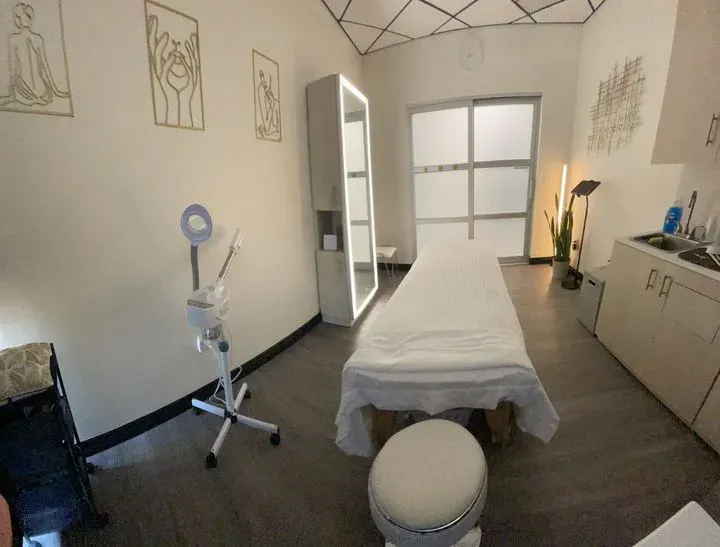 https://cdn.salonspotlight.com/photos/EeuvvZIpxlHJ1Gjo03wh/272e5511-620c-4164-99d2-49687f548d3b_720x720