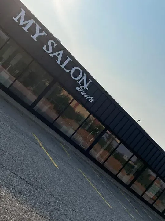 https://cdn.salonspotlight.com/photos/EeuvvZIpxlHJ1Gjo03wh/7c7b0e6b-41de-40c5-af9e-1c34b09a6299_720x720