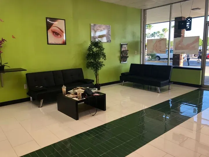 https://cdn.salonspotlight.com/photos/EgCuBNygHqe51fHvn4ty/2874d381-3075-48d4-8820-d4392842ada2_720x720
