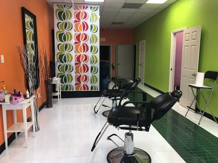 https://cdn.salonspotlight.com/photos/EgCuBNygHqe51fHvn4ty/8ddef8b5-402e-4bc4-a274-51fffd92cddc_720x720
