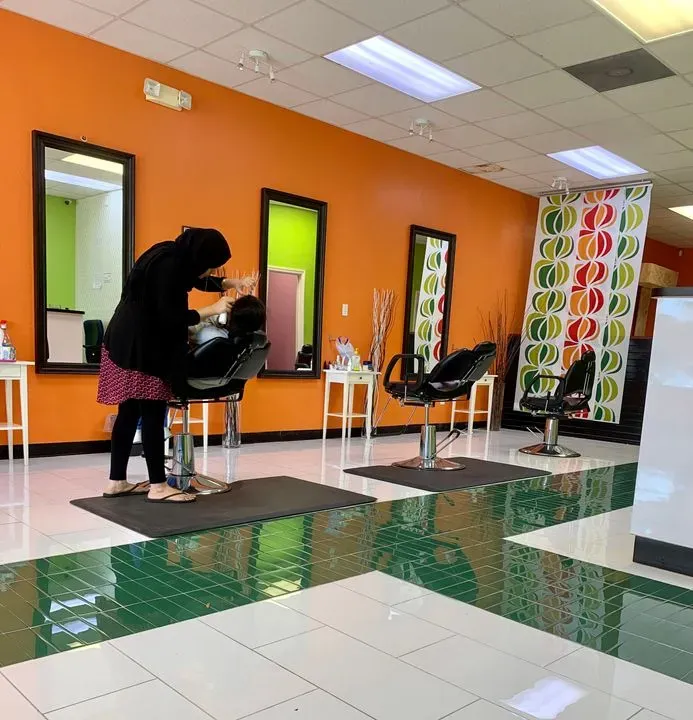 https://cdn.salonspotlight.com/photos/EgCuBNygHqe51fHvn4ty/ef396bd2-1d9c-463e-8ecb-4460c03ee95c_720x720
