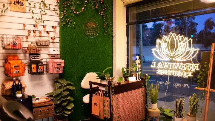 https://cdn.salonspotlight.com/photos/EhFRyWx2RHhtjAGTXFwy/e2ef3346-c30e-4b48-88e3-924833fb1ca0_720x720