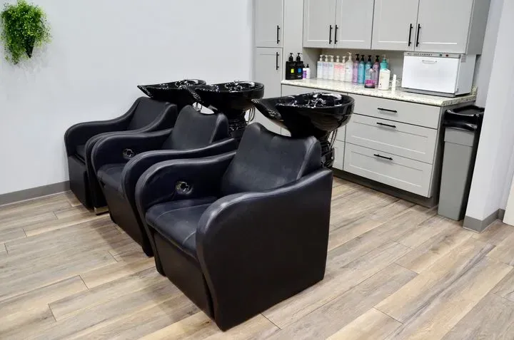 https://cdn.salonspotlight.com/photos/Ekz26L0cpRfIvJXWFBvd/0a5b9911-0bd2-48cd-ba0a-6927f54040a3_720x720