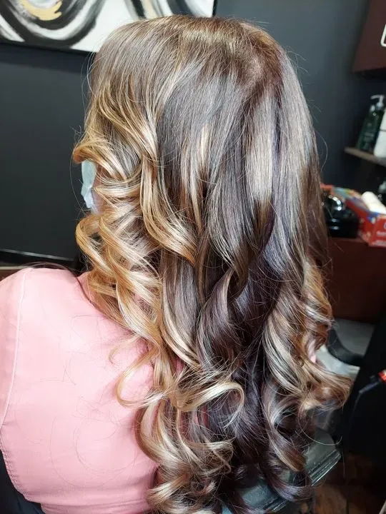 https://cdn.salonspotlight.com/photos/EnFHmUIy76uPx7K2JEUX/9dcc2987-bcf4-4380-a0bc-615de9647a14_720x720