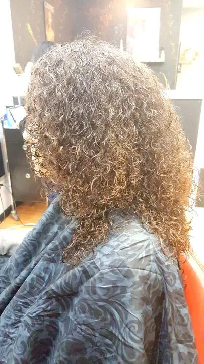 https://cdn.salonspotlight.com/photos/EnFHmUIy76uPx7K2JEUX/b9b91f78-047c-4db8-8f70-8fd7ffdae7a4_720x720