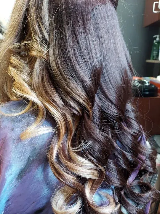 https://cdn.salonspotlight.com/photos/EnFHmUIy76uPx7K2JEUX/cb3ba356-2538-4341-a9b7-ce3dad863827_720x720