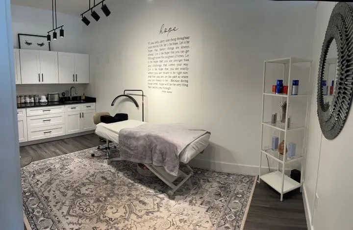 https://cdn.salonspotlight.com/photos/EndbXFgwAS6TH92Y7oie/8ded1b76-869d-4ae4-be6b-16cf19fcd786_720x720