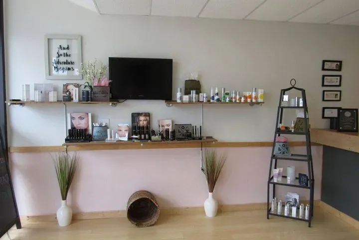 https://cdn.salonspotlight.com/photos/EndbXFgwAS6TH92Y7oie/a1c76756-4070-4ad0-bb48-3983a93e7a17_720x720