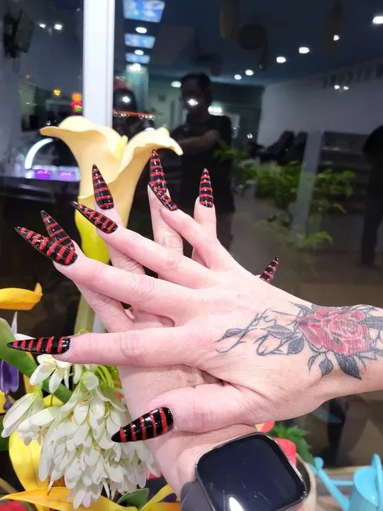 https://cdn.salonspotlight.com/photos/EoItMPZJInde4r8XkygW/4c8770a5-a43f-4fc9-9e54-11f6728d3dbe_720x720
