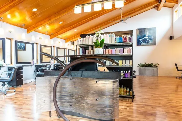 https://cdn.salonspotlight.com/photos/EtDQV08OPBoPY2KYDvcG/395e7c3a-df28-42c7-b20f-e1c51ed50ac7_720x720