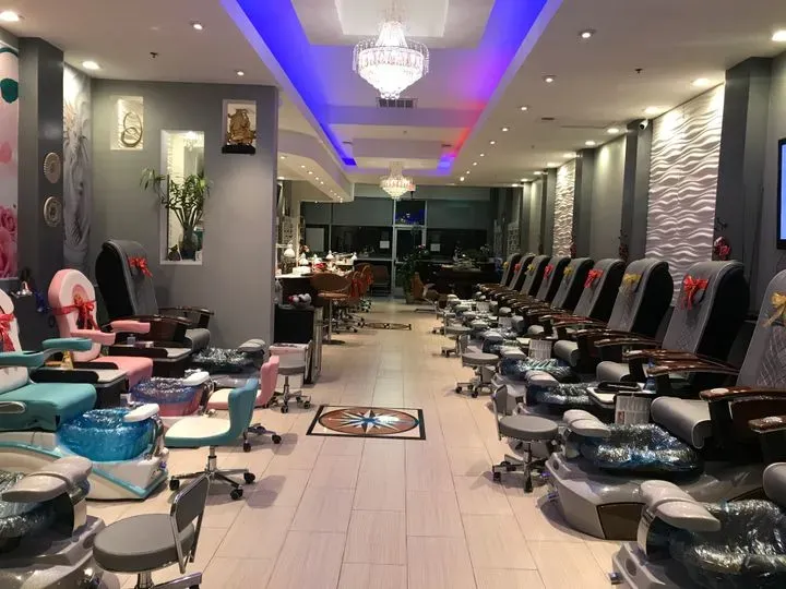 https://cdn.salonspotlight.com/photos/EuY638qxgY5jtVx3O1Gx/09d1aac5-0a39-4279-bce7-60b5c33e5574_720x720