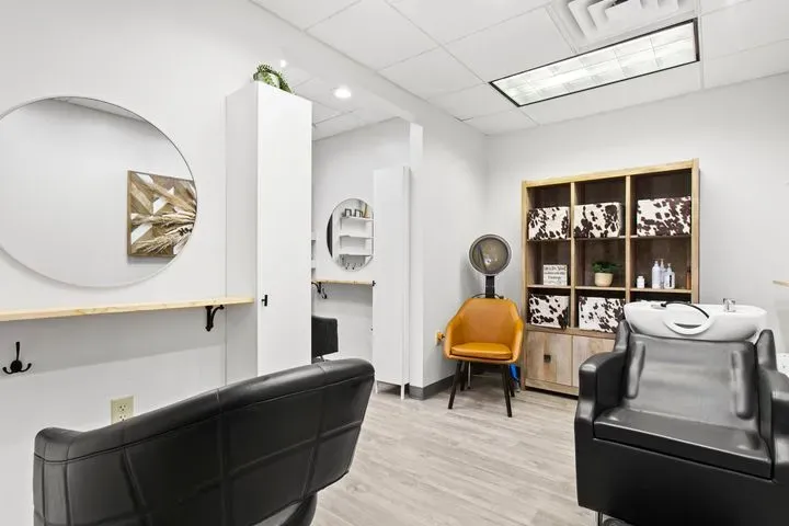 https://cdn.salonspotlight.com/photos/EwdmTAlYsY7C4hmGyC1d/33223d67-346c-4e6a-877e-078f86bdfad6_720x720