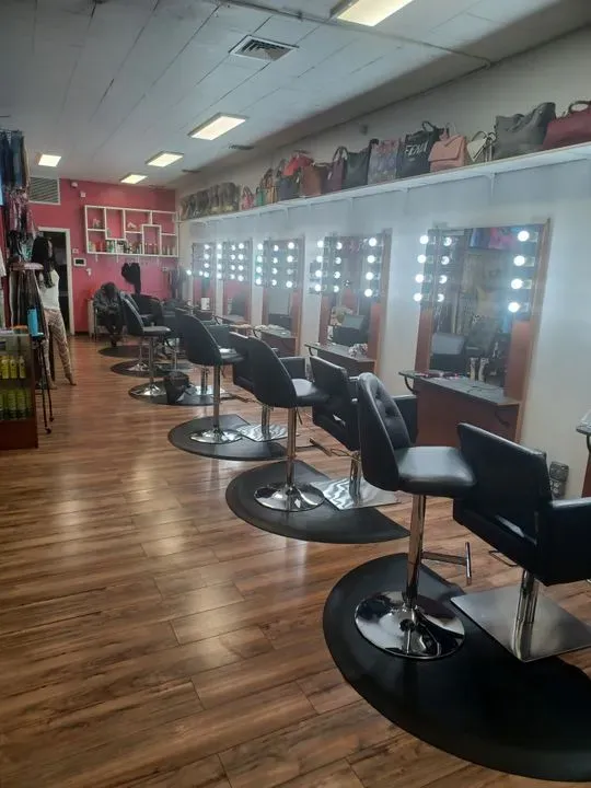 https://cdn.salonspotlight.com/photos/EyGi0a9FdOM9FvMPrDwL/92e30945-54c3-4709-9e2a-9303d95ccb3c_720x720