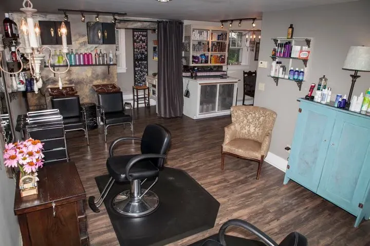 https://cdn.salonspotlight.com/photos/EynOvrY8t7l5esGZDumT/f83076b0-c931-4871-8429-be0edadcf9ff_720x720