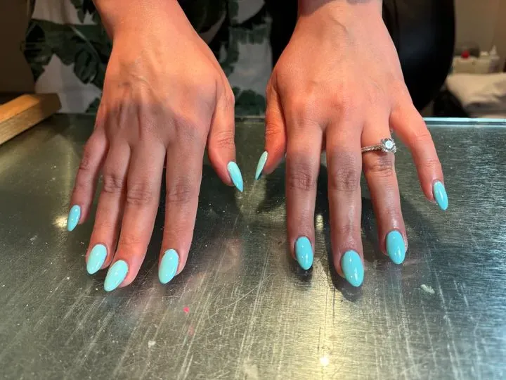 https://cdn.salonspotlight.com/photos/F2yuvcodjyNQRucNpSIR/6c8a2f84-fcce-4b67-83b3-c3b6598dc239_720x720