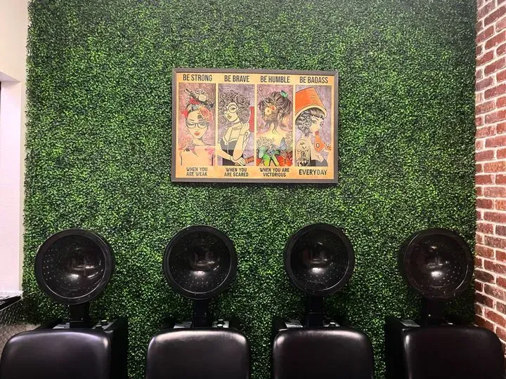 https://cdn.salonspotlight.com/photos/F43ysJ3F9bchCyT9Q5JR/4cb80c48-39f4-4e63-8e8d-dfdcefee7599_720x720