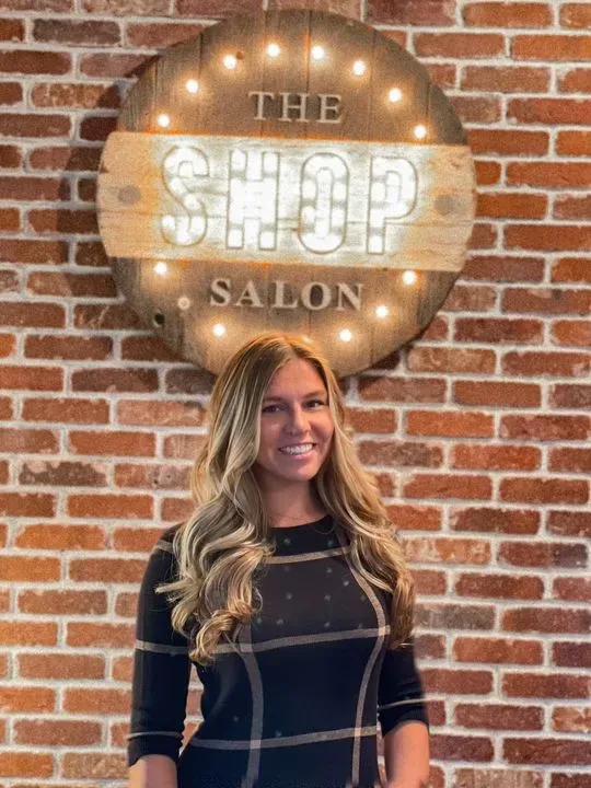 https://cdn.salonspotlight.com/photos/F43ysJ3F9bchCyT9Q5JR/a2996ce8-e38b-4fc5-9c19-7c7ea80dabd6_720x720