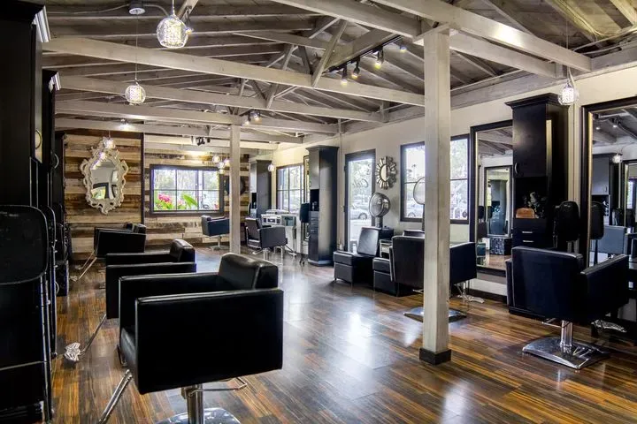 https://cdn.salonspotlight.com/photos/F5o17hnnW2Ydt2BW99cJ/f655e71a-4da9-4f5a-8a36-50de833a4da7_720x720