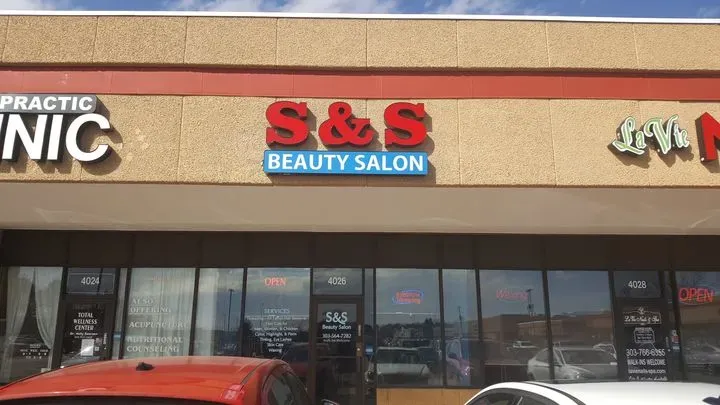 https://cdn.salonspotlight.com/photos/F75SpKzWHdS1gQFnsIOF/9e1e2959-a078-4cae-b966-5093e3f030dc_720x720