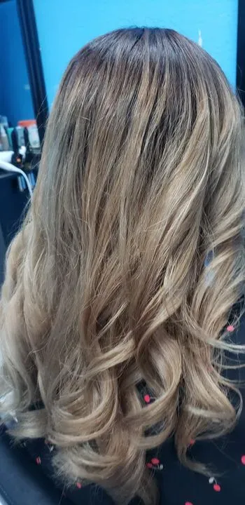 https://cdn.salonspotlight.com/photos/F75SpKzWHdS1gQFnsIOF/a2f01d4e-38f2-4a70-b846-7d9430425412_720x720