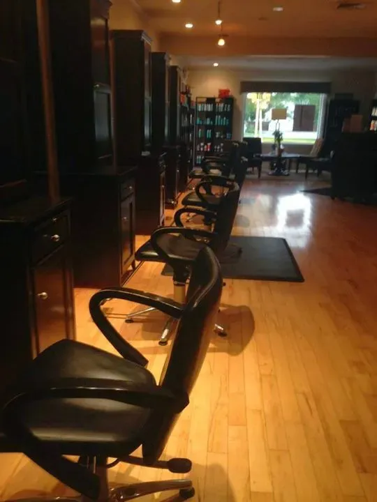 https://cdn.salonspotlight.com/photos/F7dq9lkmcBHC6cXFuhNg/7f94f0d4-7f31-45fc-8cb3-4042fd81bbe0_720x720